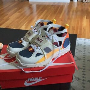 Nike air trainer huarache QS white red Lazer orange women’s 8 sneaker